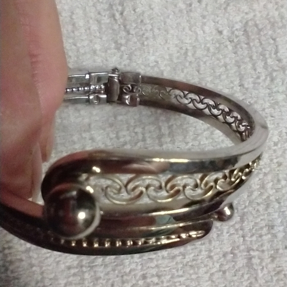 Silvertone hinged bracelet decorative clamper - Picture 2 of 7